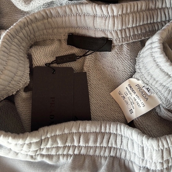 📍SALE📍〰️Prada〰️ logo-patch sleeveless women’s hooded jacket and shorts 🔥 - Picture 8 of 9